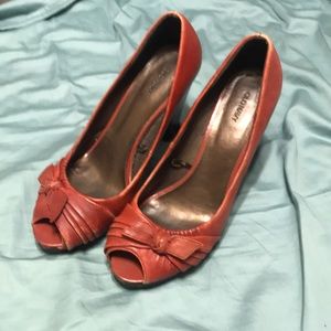 Open toe heel bow detail